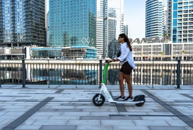 Un scooter eléctrico en el paseo marítimo de Dubái Marina.