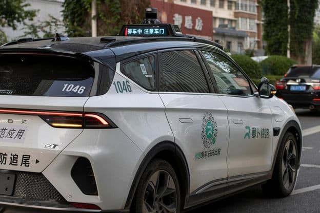 Robotaxi eléctrico autónomo de Baidu por empresa tecnológica china.
