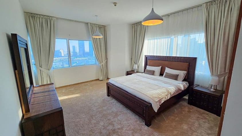 Dubái Emiratos Árabes Unidos, dormitorio con cama King size.