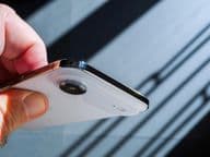 Una mano sostiene el nuevo smartphone Apple iPhone Air.