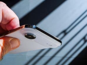 Una mano sostiene el nuevo smartphone Apple iPhone Air.