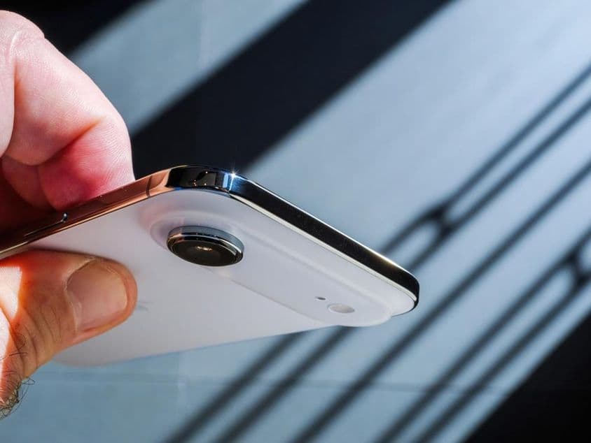 Una mano sostiene el nuevo smartphone Apple iPhone Air.