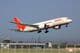 Un Boeing 787-8 Dreamliner de Air India despegando.