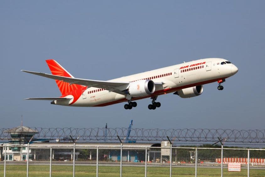 Un Boeing 787-8 Dreamliner de Air India despegando.