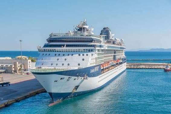 Barco de Celebrity Cruises en Atenas.