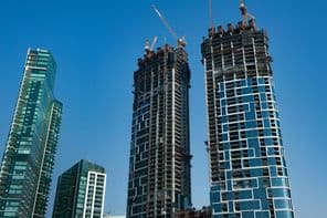 Complejo de apartamentos modernos en rascacielos en construcción a la orilla del mar.