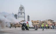 Disparo de cañón al atardecer durante el mes de Ramadán.