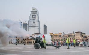 Disparo de cañón al atardecer durante el mes de Ramadán.