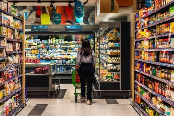 Una joven comprando en un supermercado Lulu.