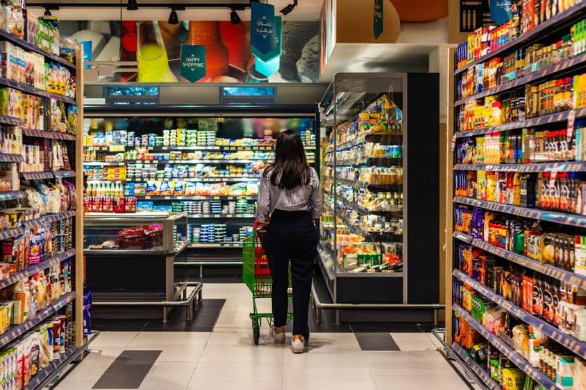 Una joven comprando en un supermercado Lulu.