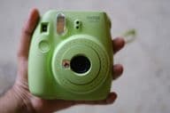 Cámara instantánea FUJIFILM Instax Mini de color menta por Fujifilm.