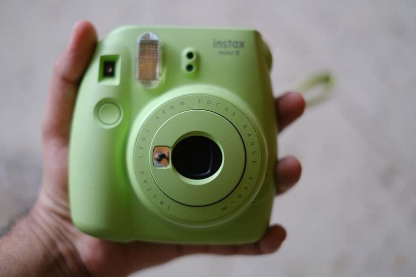 Cámara instantánea FUJIFILM Instax Mini de color menta por Fujifilm.