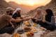 Iftar al atardecer en el silencio de la montaña