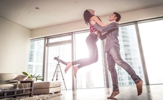 Pareja feliz mudándose a un nuevo apartamento.