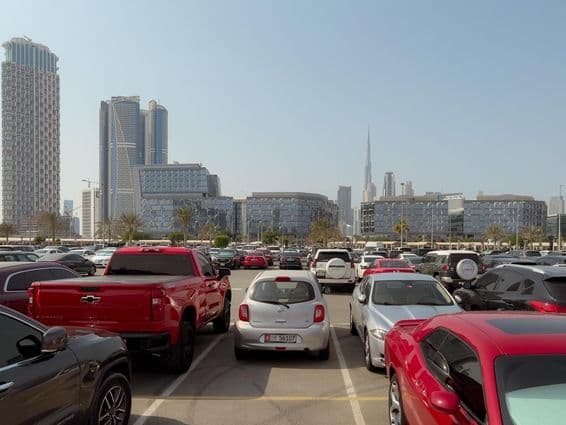 Vista de edificios de oficinas modernos en el distrito del diseño de Dubái desde un estacionamiento.