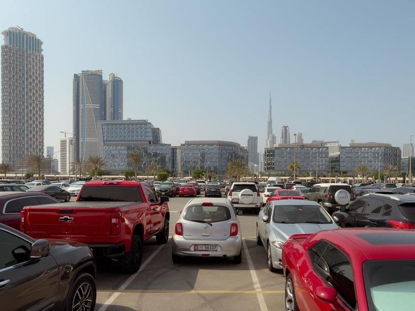 Vista de edificios de oficinas modernos en el distrito del diseño de Dubái desde un estacionamiento.