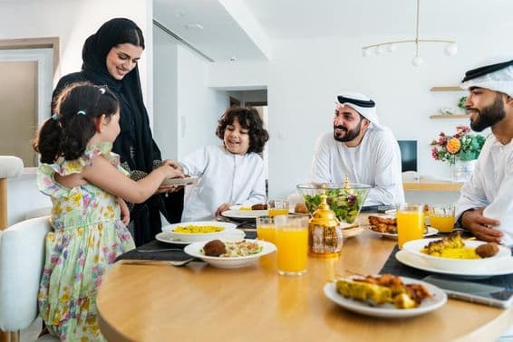 Familia árabe feliz junta en casa después de la cena durante el Ramadán.