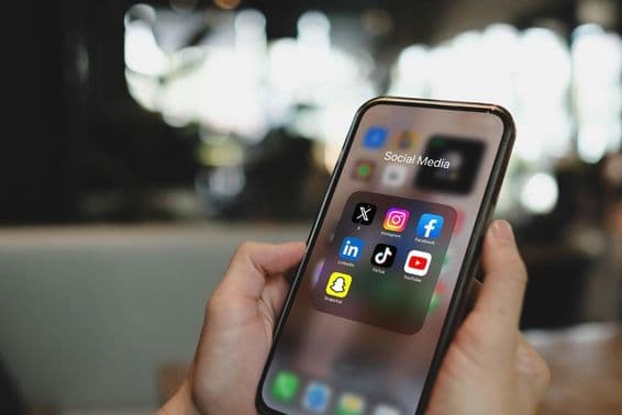 Pantalla del iPhone 15 Pro con iconos de aplicaciones de redes sociales.