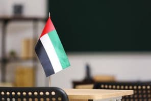 La bandera de los Emiratos Árabes Unidos sobre un escritorio en el aula