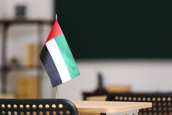 La bandera de los Emiratos Árabes Unidos sobre un escritorio en el aula