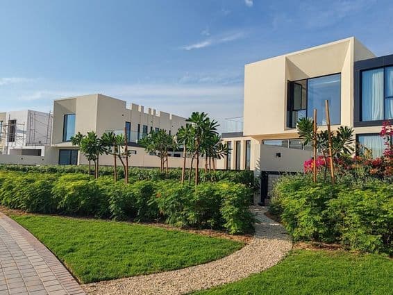 Villas color crema con ventanas de vidrio negro en Dubái.