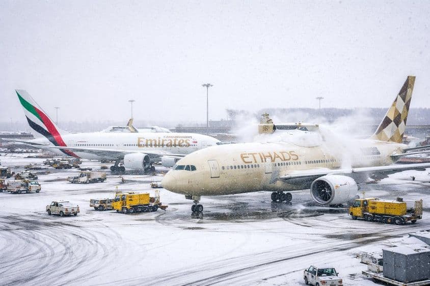 Tormenta invernal causa caos aéreo