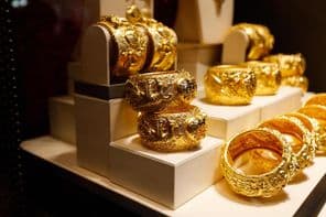 Joyería de oro exhibida en un escaparate de tienda.