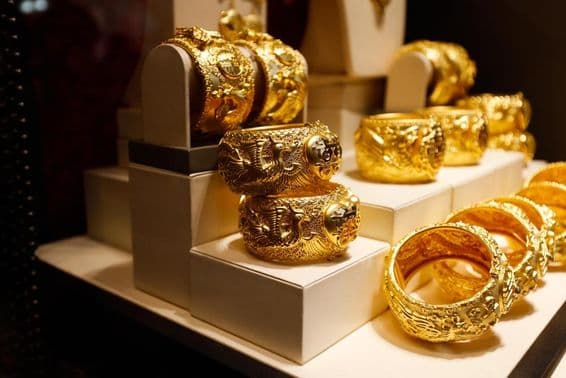 Joyería de oro exhibida en un escaparate de tienda.