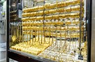 Exhibición en tienda de oro en el mercado de oro, ciudad de Dubái.