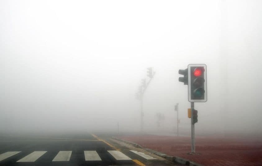 Niebla en la carretera de Dubái.