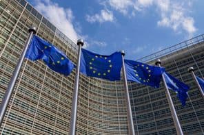 Banderas de la UE ondeando al viento.