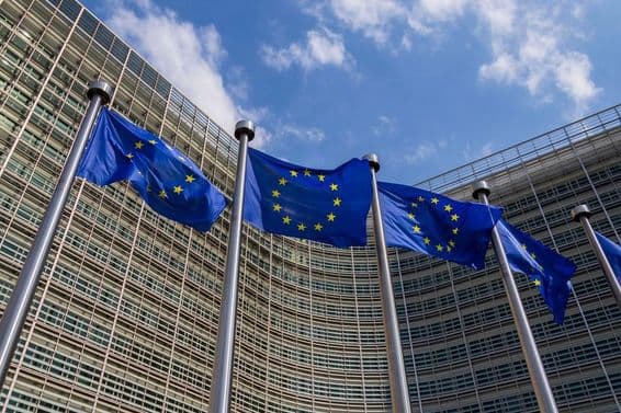 Banderas de la UE ondeando al viento.