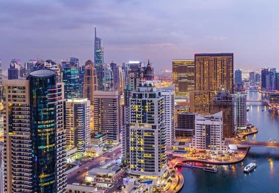 Vista aérea de un cruce de carreteras en Dubái.