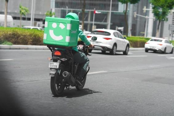 Motocicleta de entrega de alimentos Careem en Dubái.