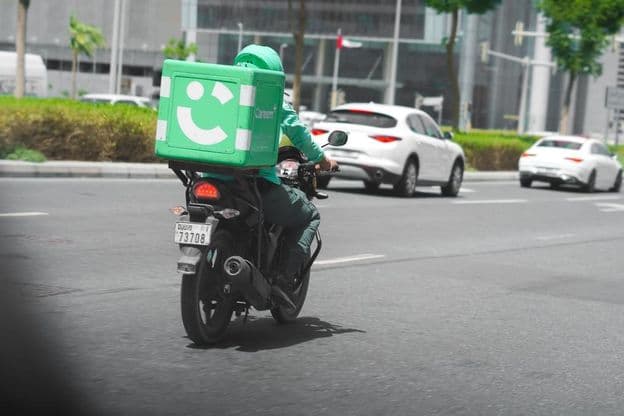 Motocicleta de entrega de alimentos Careem en Dubái.