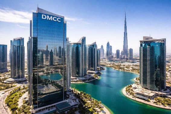 Torre DMCC sobre Dubái.