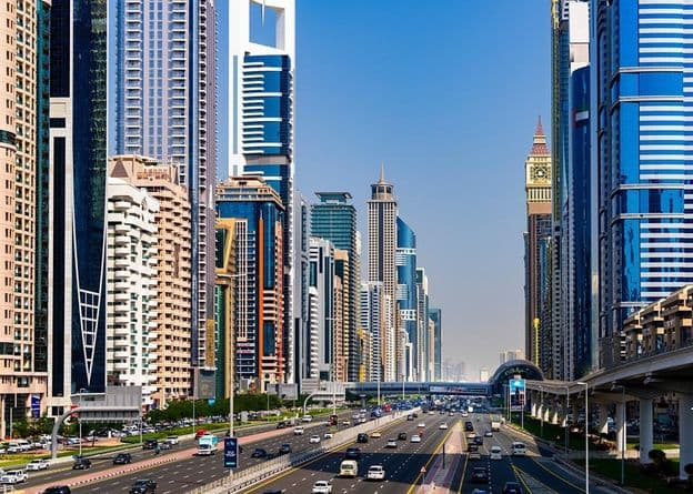 Dubai, rascacielos en el centro y Sheikh Zayed Road.