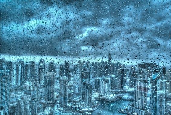 Lluvia en Dubái a través de una ventana.