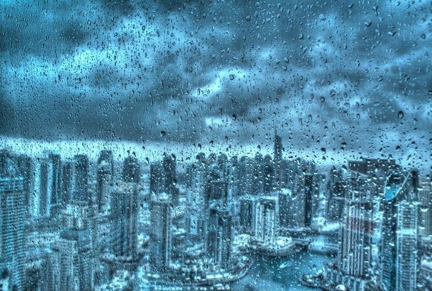 Lluvia en Dubái a través de una ventana.