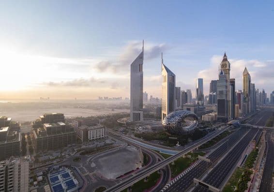 Sheikh Zayed Road con el horizonte de Dubái al amanecer.