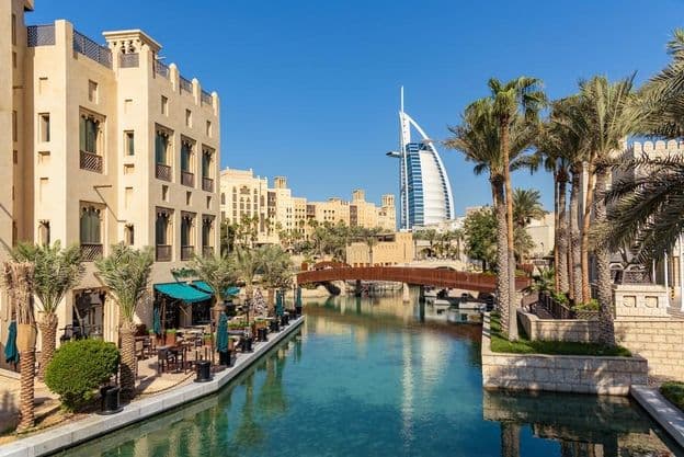 Arquitectura árabe tradicional y canales en el resort Madinat Jumeirah
