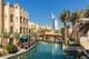 Arquitectura árabe tradicional y canales en el resort Madinat Jumeirah