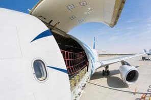 Aeronave de carga lista para cargamento en Dubái