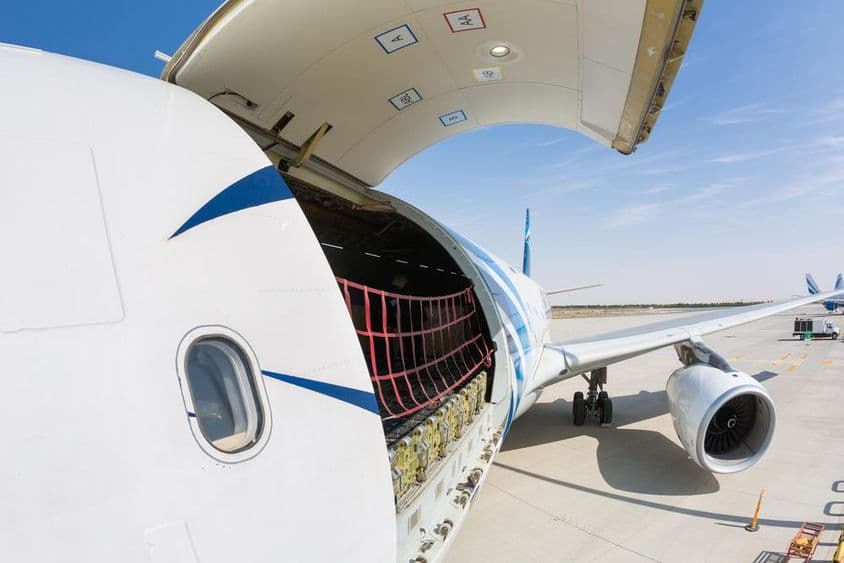 Aeronave de carga lista para cargamento en Dubái