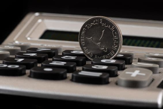 Moneda de 1 dírham de los Emiratos Árabes Unidos y calculadora