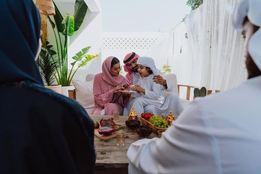 Familia musulmana en casa.
