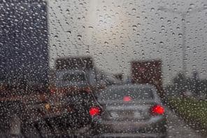 Lluvia vista a través de la ventana de un coche.