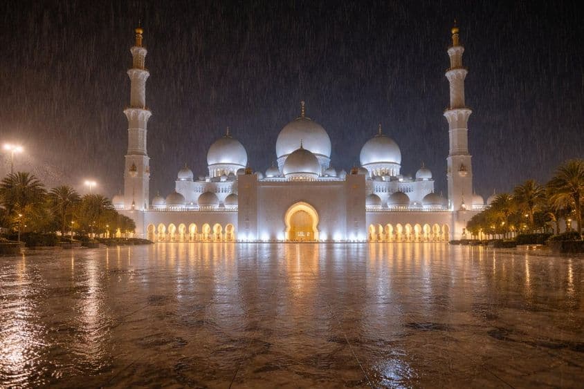 Noche lluviosa sobre la mezquita