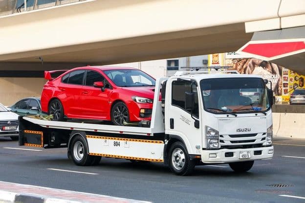 Unidad tractora blanca Isuzu Reward NPR.