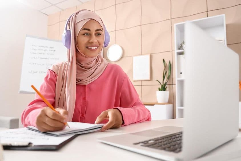 Joven mujer musulmana estudiando